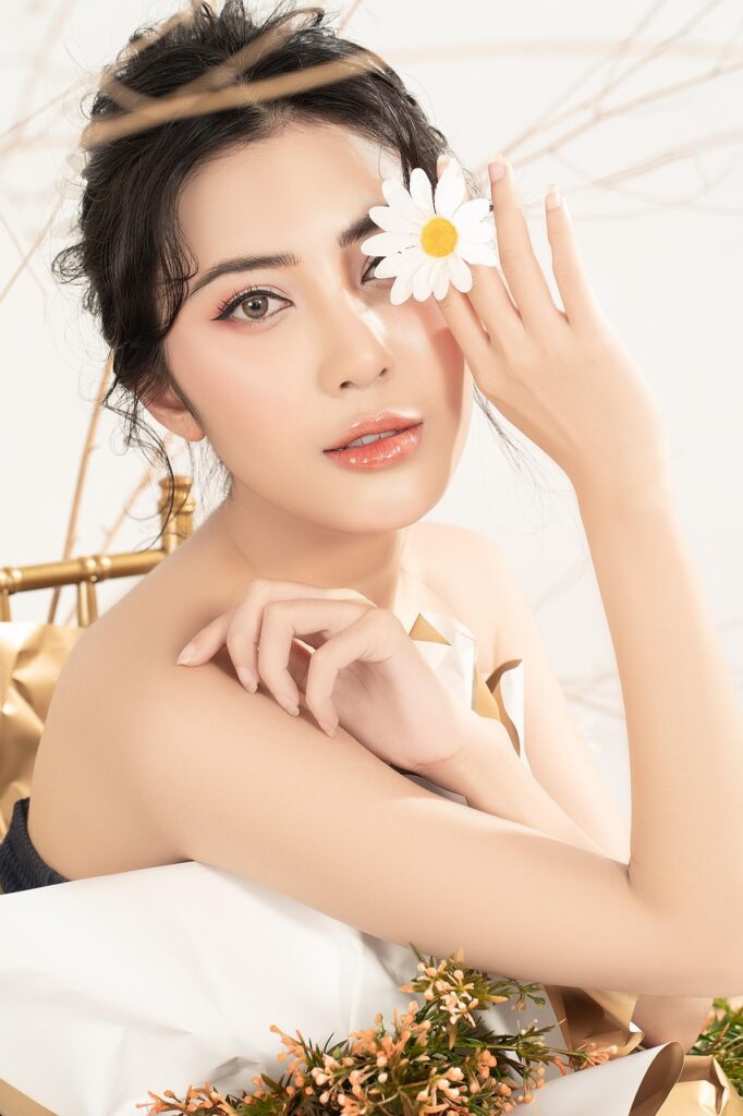 マッチングアプリで女性が自然な笑顔を作るための写真のコツは？