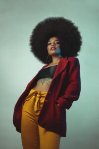 マッチングアプリで女性が選ぶべき写真の服装は？