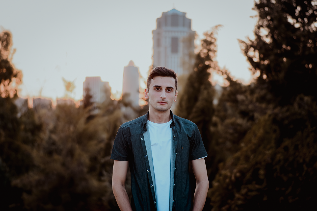 マッチングアプリで男性が着るべき清潔感のあるTシャツは？