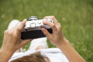 マッチング写真を自撮りするコツは何？