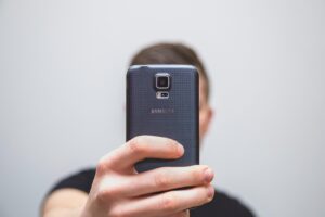 マッチング写真を自撮りで成功させるコツは？