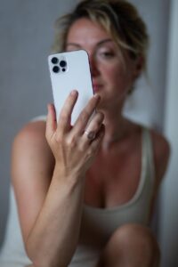 マッチング写真で自撮りが失敗しないためのコツは？